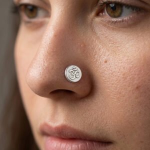 Silver nose pin dizain