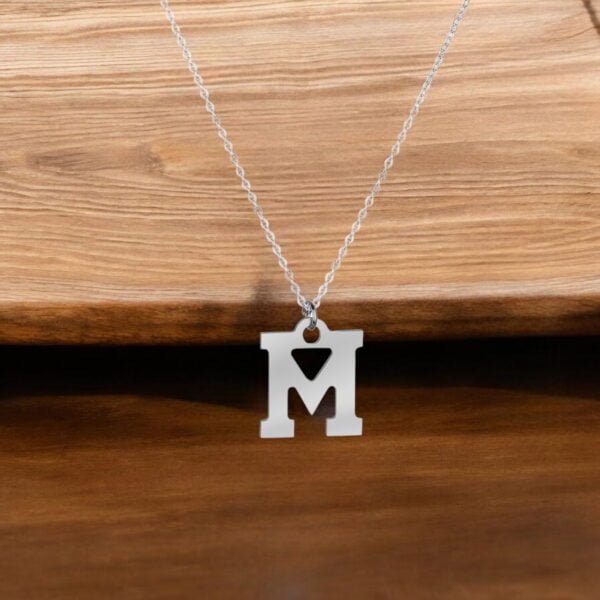 pendant alphabet M