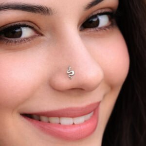 simple gold nose pin