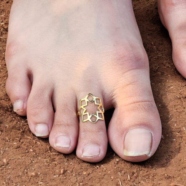Gold toe rings for women