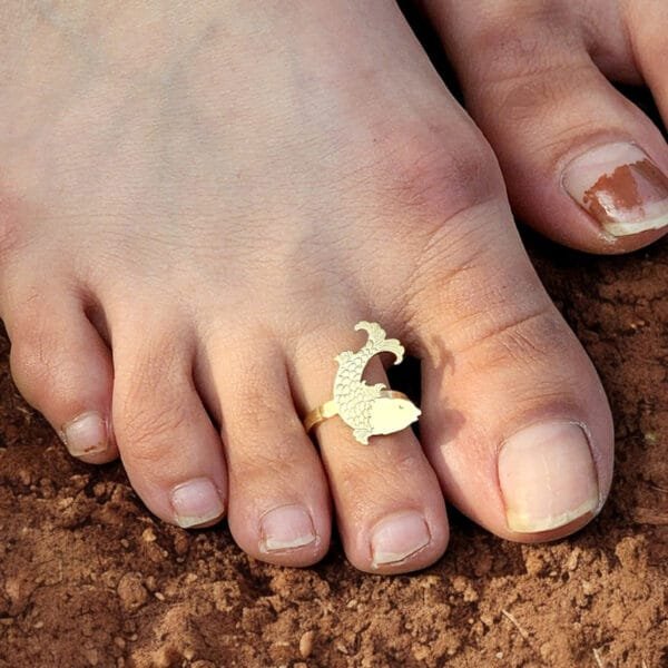 toes with rings