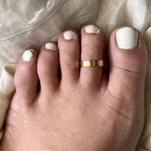 plain gold toe ring